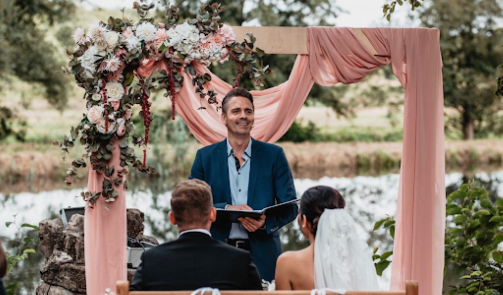 Wie freie Trauredner Ihre Zeremonie unvergesslich machen können