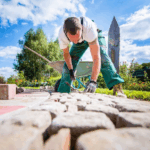 Wie ein Gartenbauer Ihren Außenbereich Funktional und Schön Gestaltet