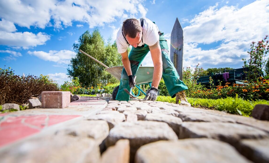 Wie ein Gartenbauer Ihren Außenbereich Funktional und Schön Gestaltet
