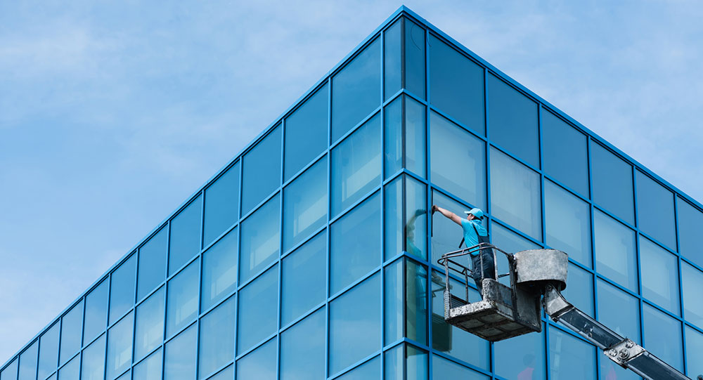 Wie ein Glasreinigungsfirma den Glanz Ihrer Bürofenster wiederherstellt