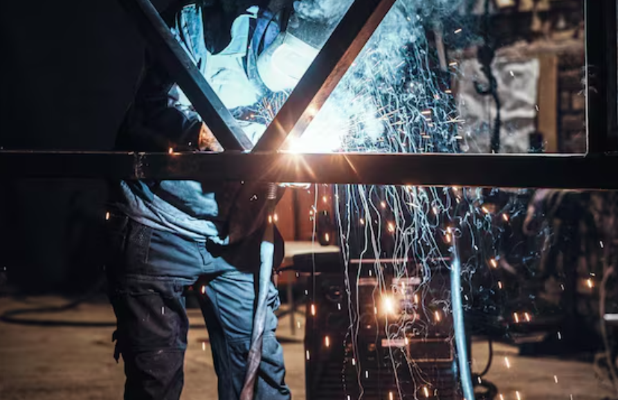 Präzision in Stahl und Eisen: Den richtigen Partner für Metallbauvorhaben finden